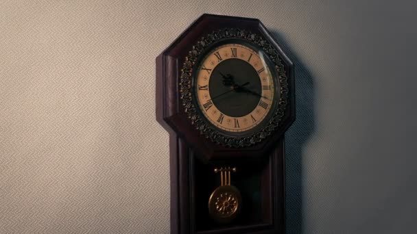 在黄昏时分走过古董屋的钟表 — 图库视频影像