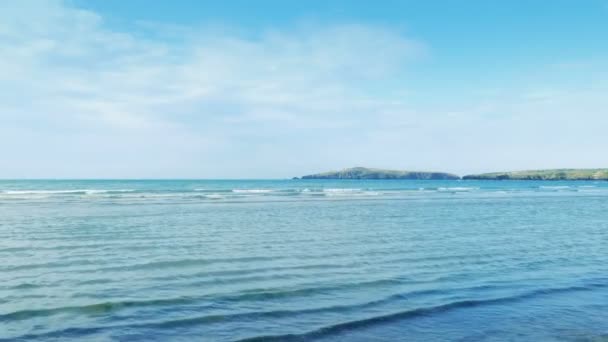 Vista Mar Con Costa Lejana Día Soleado — Vídeos de Stock