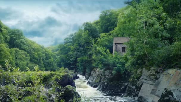 古い建物と川と風景の国の風景 — ストック動画