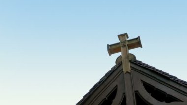 Kilise binasının çatısında tahta haç