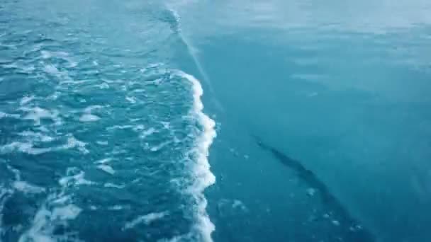 Acorde Atrás Barco Água Azul Calma — Vídeo de Stock