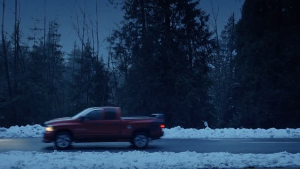 夕方の雪道を走る車 — ストック動画