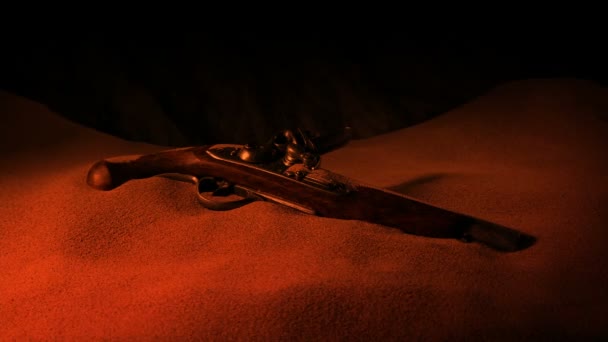 火光中沙滩上的海盗枪 — 图库视频影像
