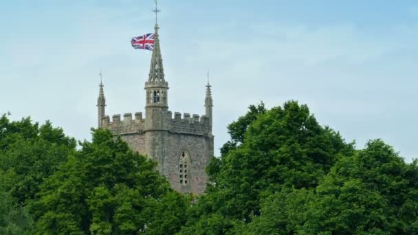 Bandera Británica Que Sopla Torre Iglesia Durante Día — Vídeos de Stock