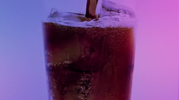 Koks Poured Ice Fizzes Party — Stock video