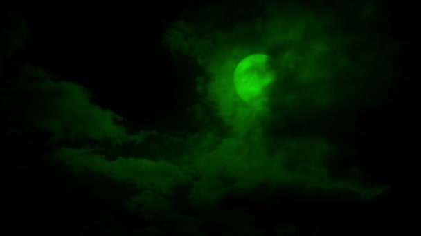 Moln Flytta Över Skrämmande Grön Måne — Stockvideo