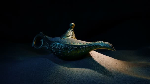 Işığın Kuyusunda Antik Altın Lamba — Stok video