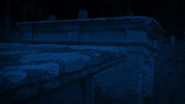 Mezarlıktaki Mezarlar Geceyarısı