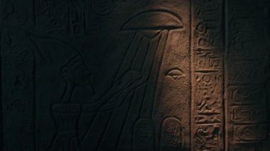 Meşale Mısır Kralı ve UFO 'ların Sanat Eserlerini Yakıyor