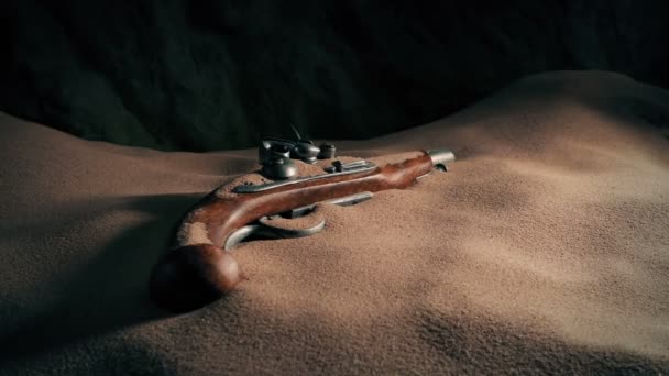 Flintlock Pistool Grot Bedekt Met Zand — Stockvideo