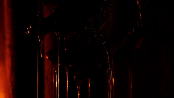 Lumière Clignote Sur Extraterrestre Visqueux Étant Dans Noir — Video