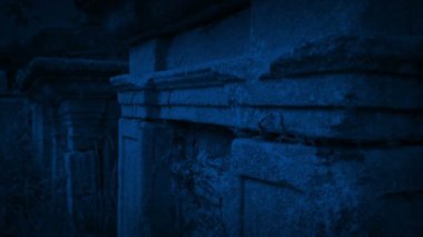 Gece geç saatlerde Mezarlıktaki Eski Mahzenler