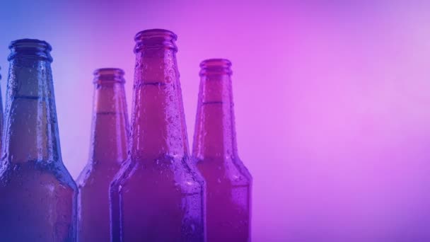 Ανοιγμένες Μπύρες Ιδρώνουν Στο Κοινωνικό Γεγονός — Αρχείο Βίντεο