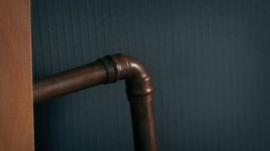 Boru her yere su sıçrıyor.