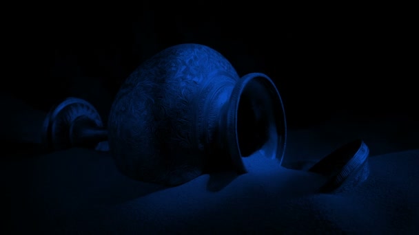 Geceleyin Mağarada Antik Altın Vazo — Stok video