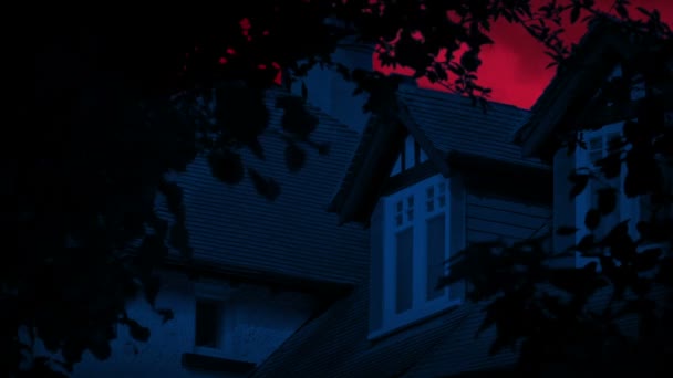 Ventana Casa Con Aterrador Cielo Rojo Por Encima — Vídeos de Stock