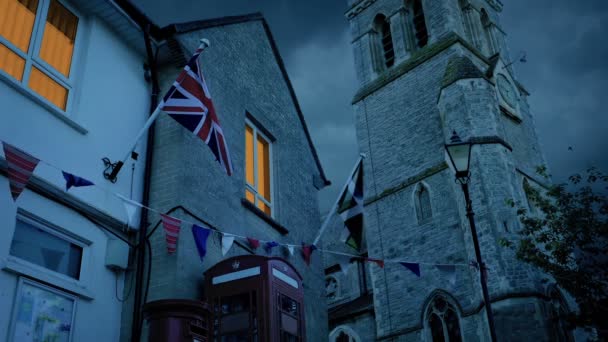 Światło Domu Pobliżu Kościoła Angielskim Mieście — Wideo stockowe