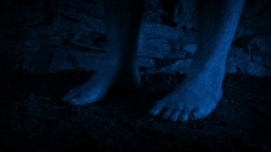 Çıplak ayaklı adam geceleri dolaşıyor.