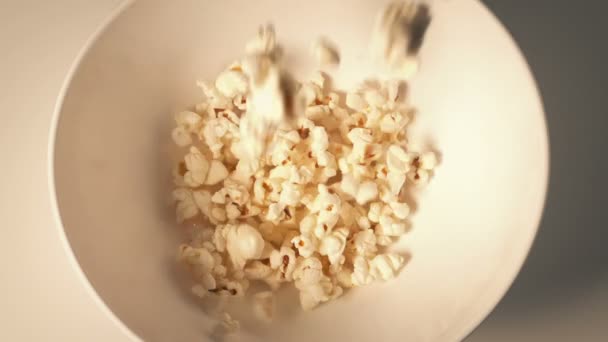 Popcorn Dituang Dalam Mangkuk — Stok Video