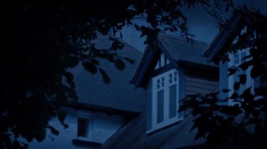 Akşamları yatak odasında ışık açık ya da kapalı.