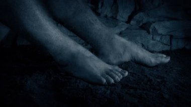 Adam Karanlık Hapiste Oturuyor