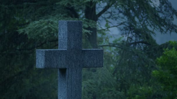 雨夜的墓碑交叉 — 图库视频影像