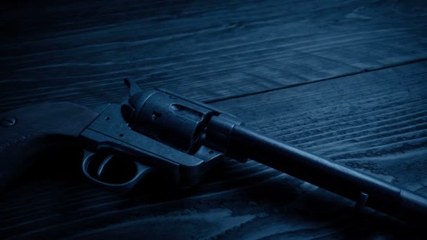 Άγρια Δύση Όπλο Picked Gloved Χέρι Στο Σκοτεινό Δωμάτιο — Αρχείο Βίντεο