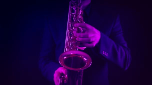 Saxofonista Koncertě Barevných Světlech — Stock video