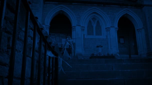 夜幕降临时飘扬的教堂阶梯 — 图库视频影像