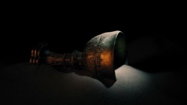 Mağaradaki Altın Kupa Işık Kuyusunda Parladı