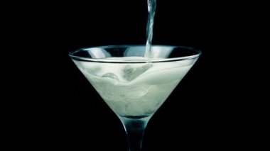 Bardağa dökülen köpüklü alkol içeceği