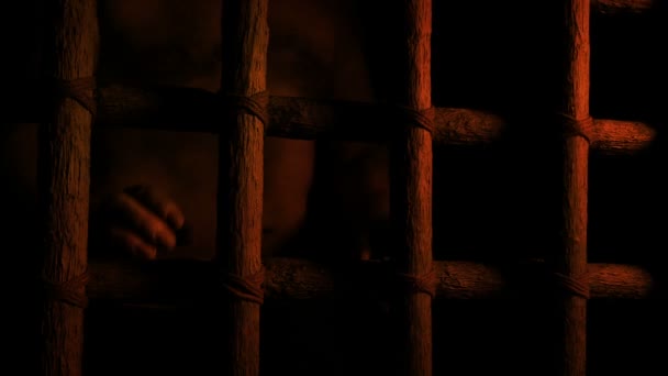 在火光中的囚犯手持铁棍 — 图库视频影像