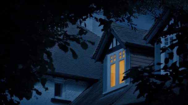 Akşamları Çatıdaki Pencerenin Işığı — Stok video