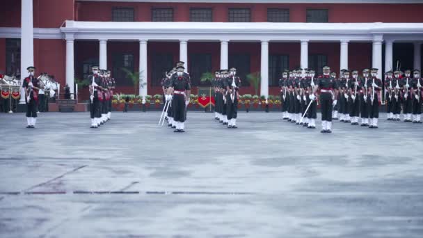 Indiase militaire academie IMA deelt parade 2021 uit. — Stockvideo