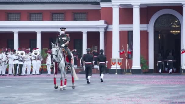 Indiase militaire academie IMA deelt parade 2021 uit. — Stockvideo