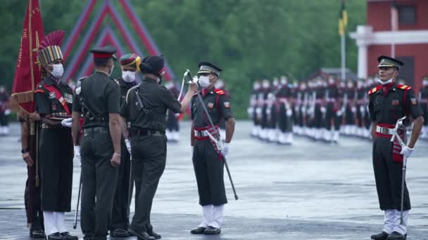 Indiase militaire academie IMA deelt parade 2021 uit. — Stockvideo