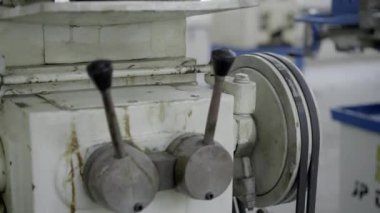 Demir kesici makinesi. 