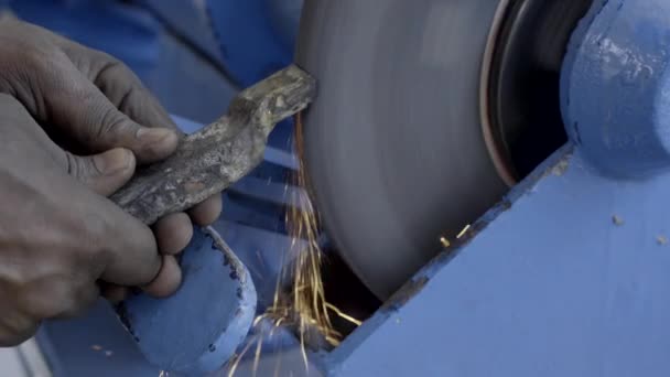 Řezací stroj na železo — Stock video