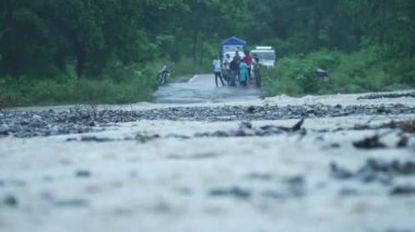 Felaket şiddetli yağmur köprüsü çöktü 