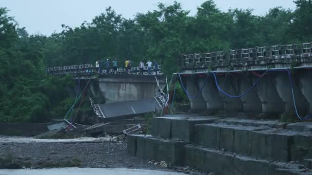 Disastro ponte pioggia pesante crollato — Video Stock