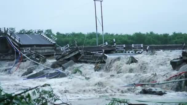 Těžký dešťový most se zhroutil — Stock video