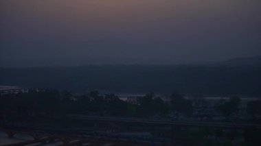 Hindistan 'ın en büyük Kumbh Mela Festivali sırasında Haridwar şehrinin gün doğumu görüntüsü