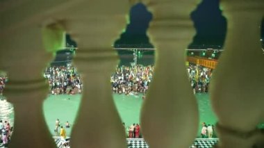 En büyük Hint Festivali olan Kumbh Mela Appleprores 422 Cinetone sırasında Haridwar şehrindeki Ganga ya da Ganga nehrine kutsal dalış yapan hacılar