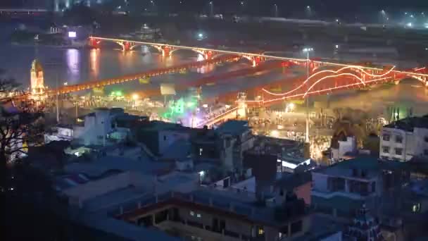 Krásný noční pohled na město Haridwar během největšího indického festivalu Kumbh Mela — Stock video