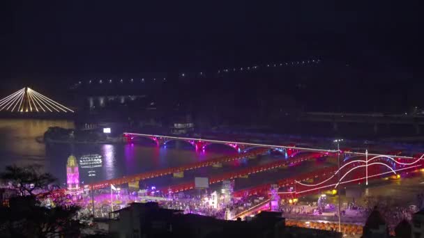 Timelapse Νυχτερινή άποψη της πόλης Haridwar κατά τη διάρκεια του μεγαλύτερου ινδικού φεστιβάλ Kumbh Mela — Αρχείο Βίντεο