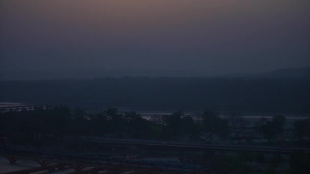 Timelapse soluppgång Utsikt över Haridwar stad under största indiska festivalen Kumbh Mela — Stockvideo