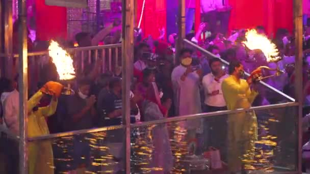 Hindistan 'ın en büyük toplama festivalinden Ganga Arti görselleri Maha Kumbh. — Stok video