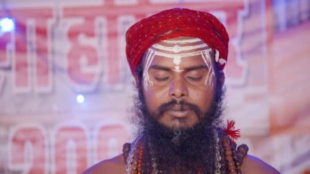 Indičtí svatí v jejich tradičním způsobem Yog Mudra — Stock video