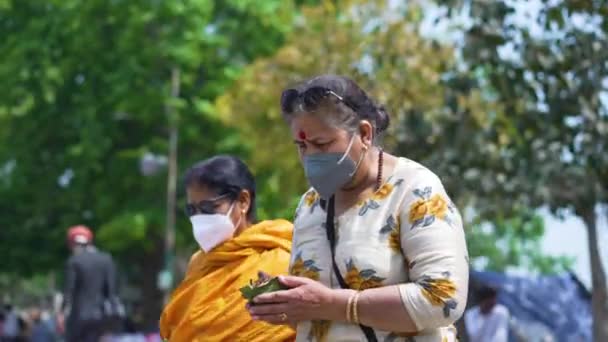 Mulheres adorando o rio Ganges usando máscara e mantendo o distanciamento social para ficar a salvo do coronavírus, Applepreores 422 4k Cinetone — Vídeo de Stock