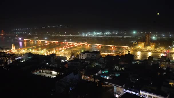 Όμορφη νυχτερινή άποψη της πόλης Haridwar κατά τη διάρκεια του μεγαλύτερου ινδικού φεστιβάλ Kumbh Μελά — Αρχείο Βίντεο